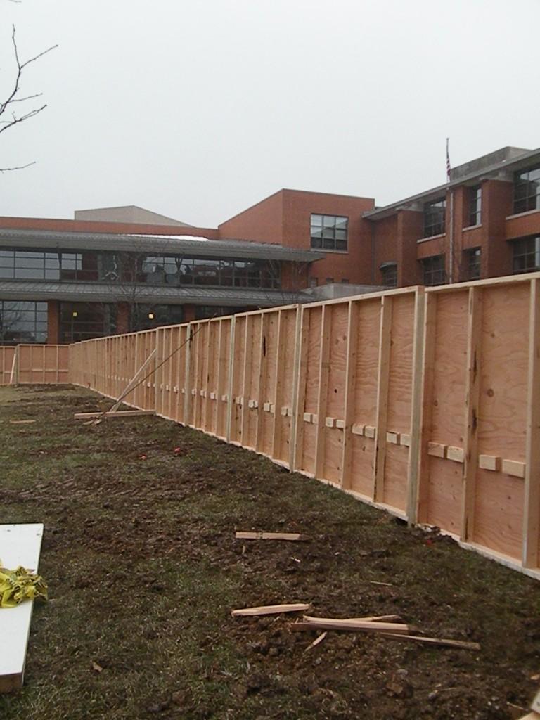 Due to the construction, fences divide the quad in half. (Meng Wang)