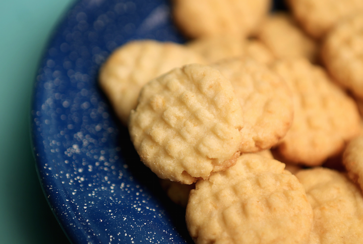 A plate of cookies 