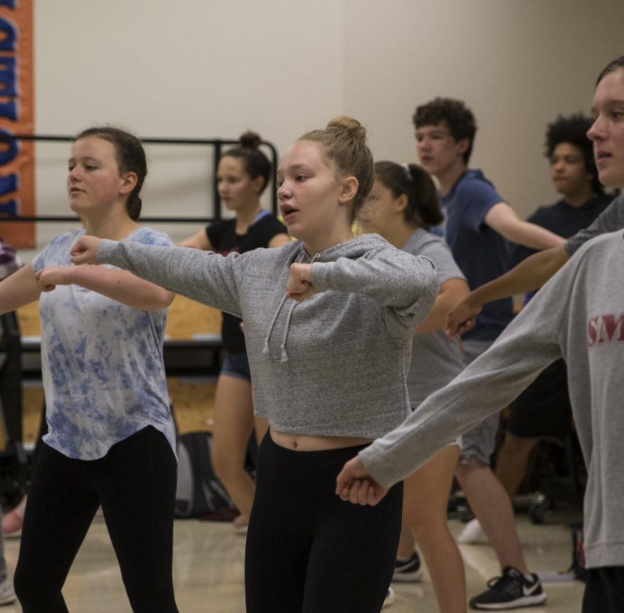 Sophomore Gen Hoelscher (center) and other show choir students learn a dance routine during the zero hour meeting. 