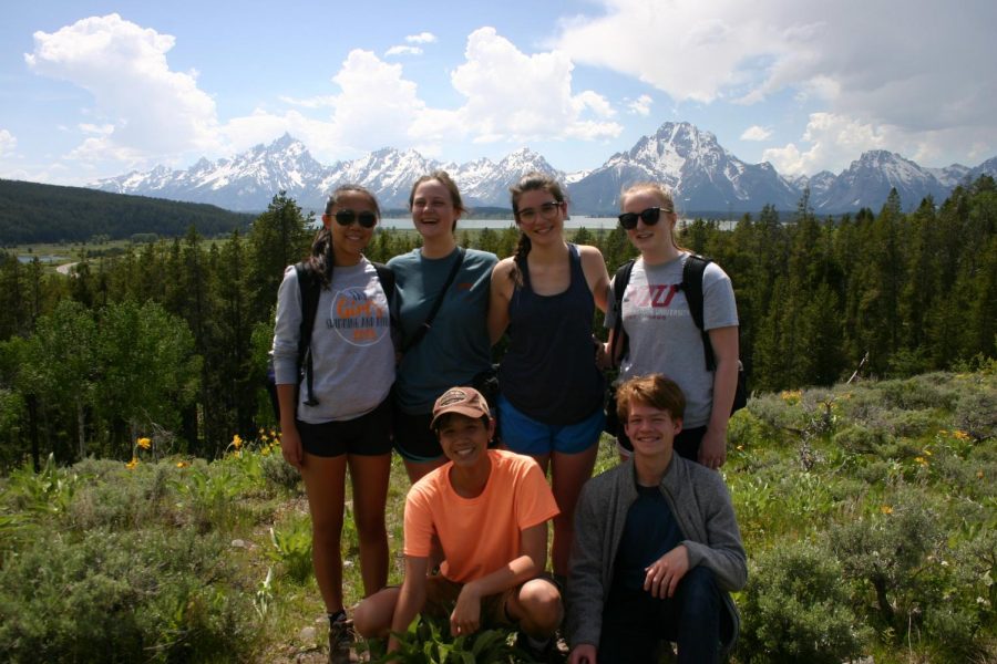 The students in front of the Grand Tetons. Top row (from left to right): Xuenan Jin, Julia Bautz, Liza Anzilotti, Dana Anderson. Bottom row (from left to right): Max de la Paz, Noah Kennedy
