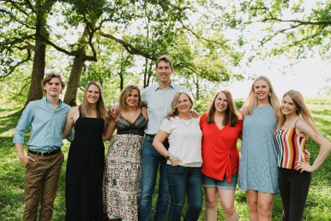 Steve Stipanovich with his direct family. From left to right: Luke Stipanovich, Kelli Donat, Hannah Stipanovich, Steve Stipanovich, Terri Stipanovich, Katie Putnam, Sadie Montgomery, and Emma Stipanovich. 