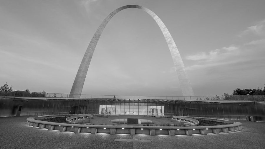 Landscape+photo+of+the+St.+Louis+Arch+up+against+the+sky.