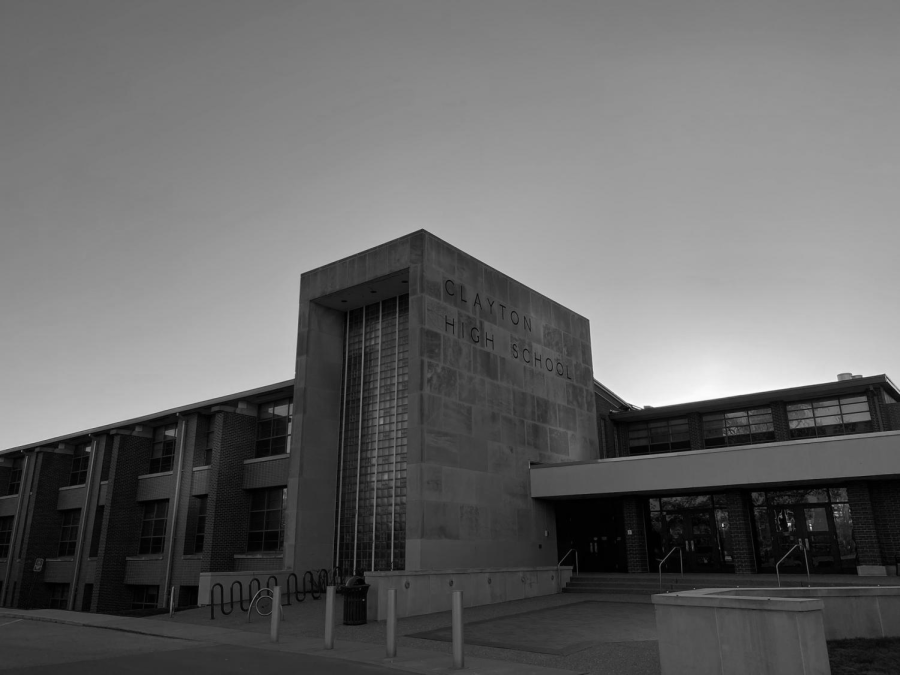 Image of the front entrance of Clayton High School in Clayton, Missouri.