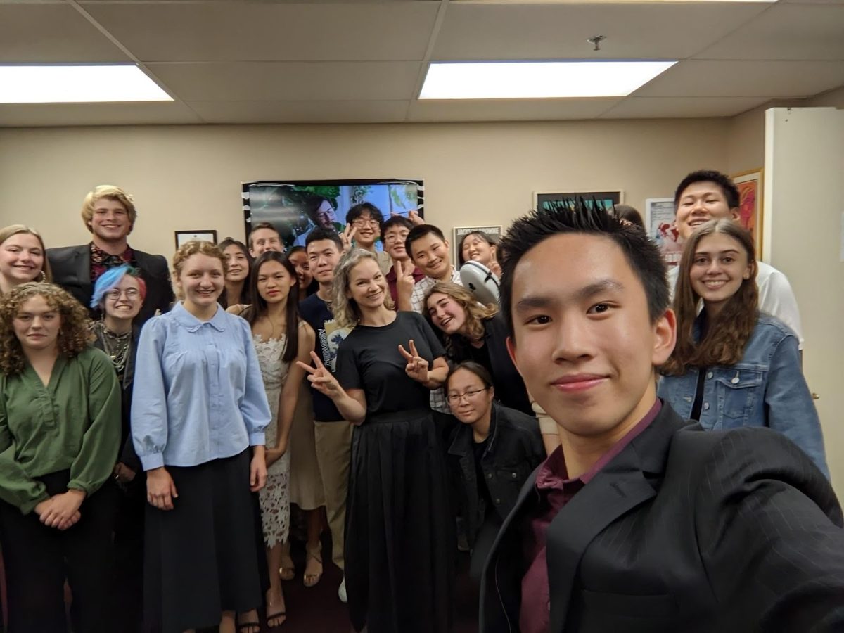 STL students take a photo with Hahn backstage.