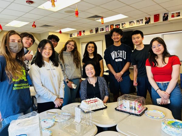 Hongling Zhang with her students. 