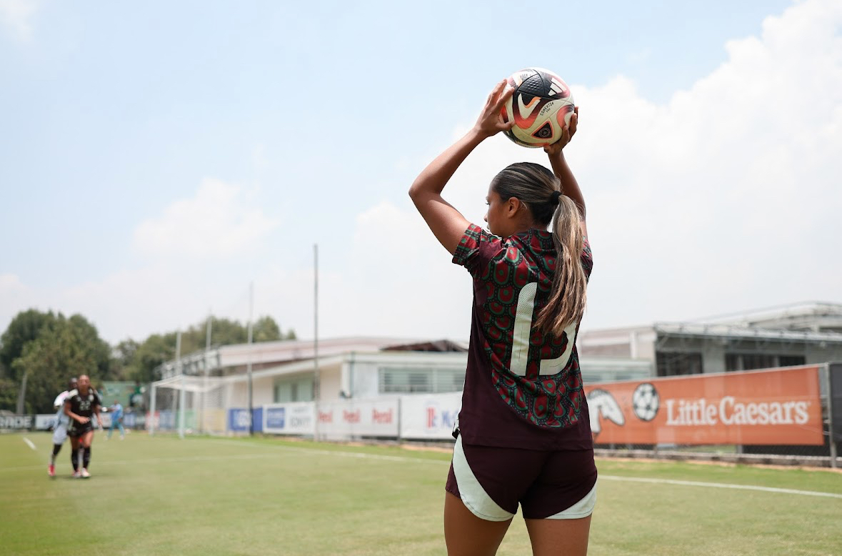 Ana Ramirez prepares for a throw in for team Mexico at the 2025 4 Nations Tournament in Mexico City.